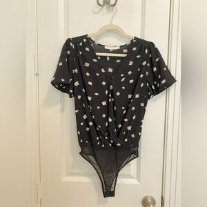 LUSH Kona Bodysuit Black Ivory Blouse V-Neckline Short Sleeves Women's Size XS